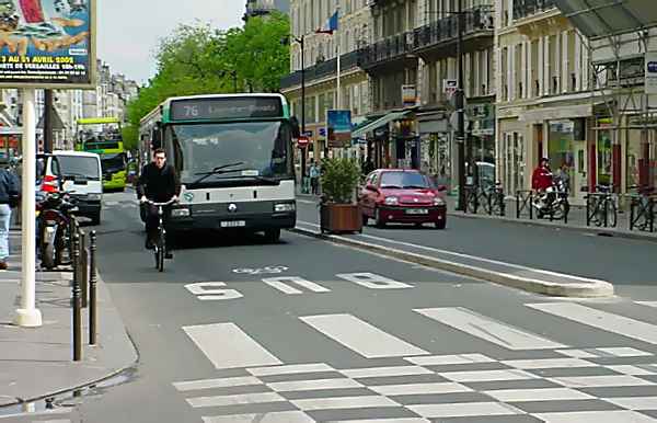 DSC00103 bus bike lane1.jpg (33102 bytes)