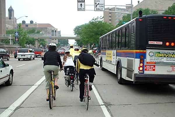 DSCF0015busbike.jpg (30776 bytes)