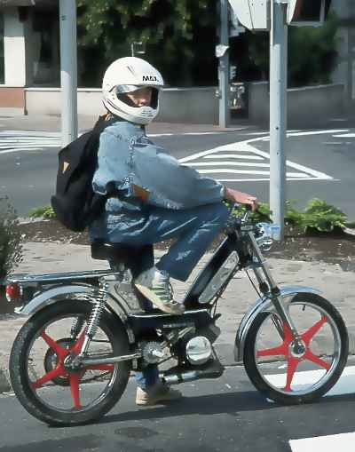 8907N06B20French Moped rider3.jpg (24657 bytes)