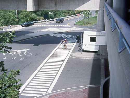 9908MN06W36Alewife crosswalk.jpg (23620 bytes)